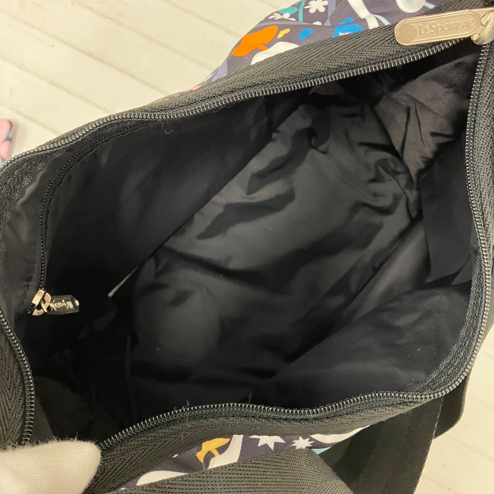 新品　LeSportsacレスポートサック　ショルダーバッグ　斜め掛け　黒　花柄 8137 LeSportsac レスポートサック ショルダーバッグ クラシック