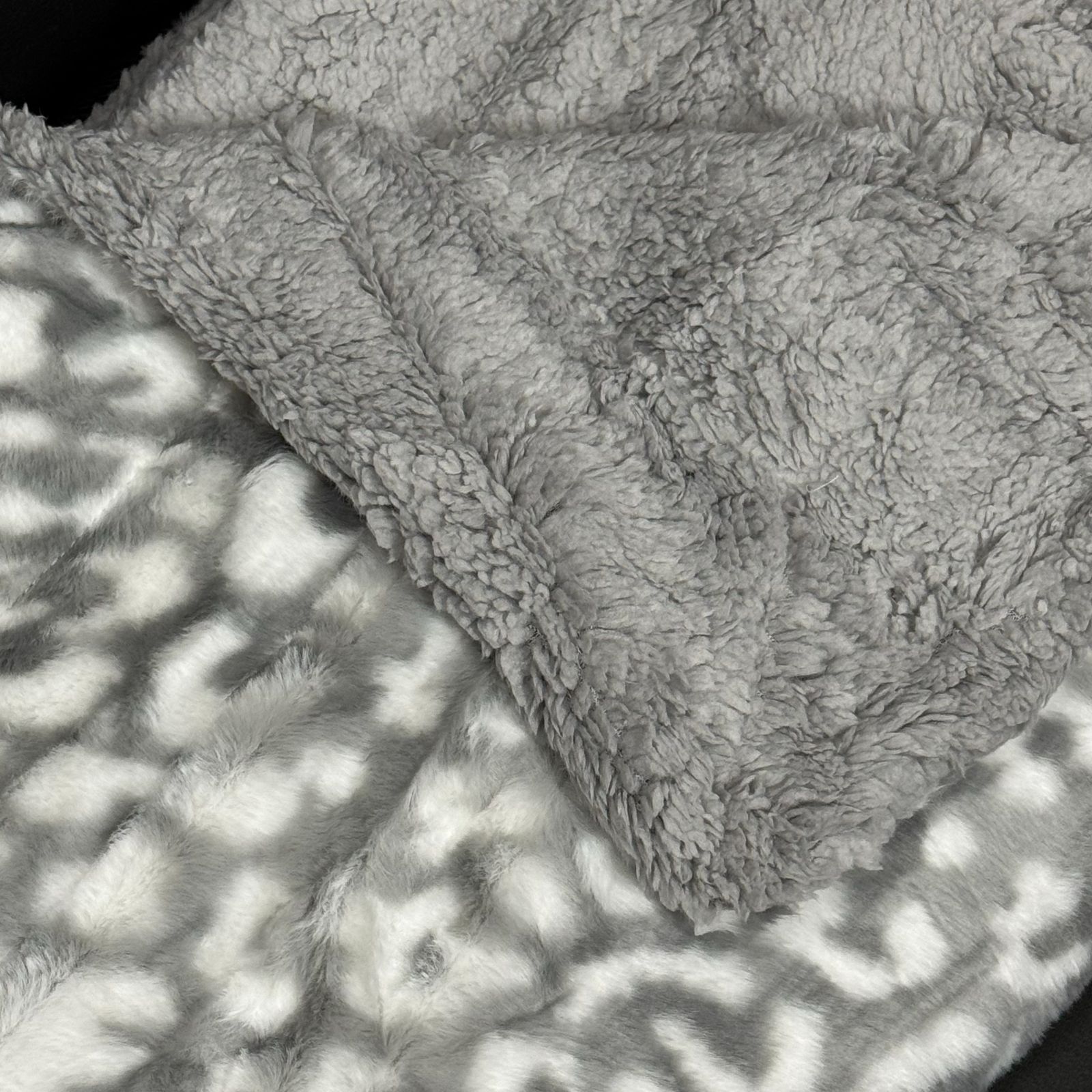 ブランケット ひざ掛け 127 x 152 cm - グレー スノー レオパード