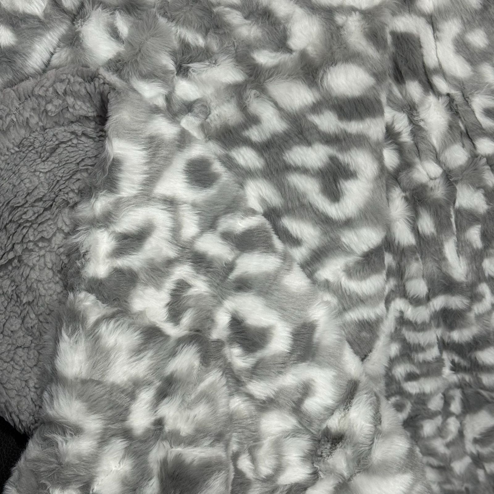 ブランケット ひざ掛け 127 x 152 cm - グレー スノー レオパード