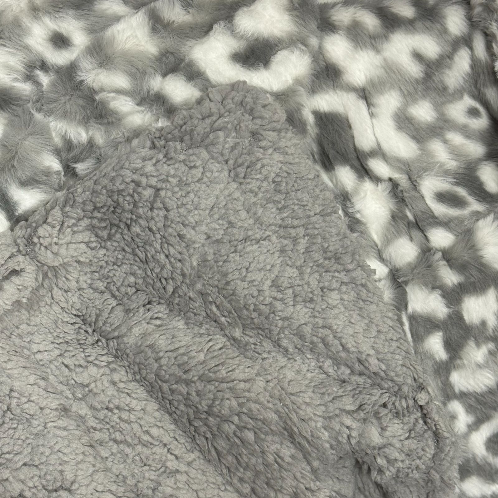 ブランケット ひざ掛け 127 x 152 cm - グレー スノー レオパード