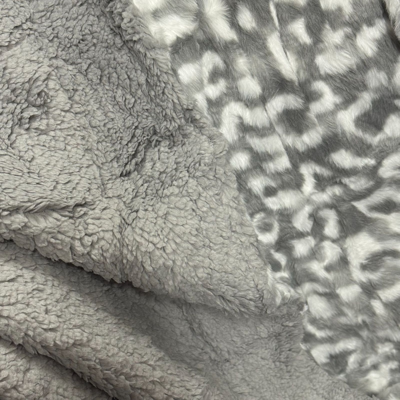 ブランケット ひざ掛け 127 x 152 cm - グレー スノー レオパード