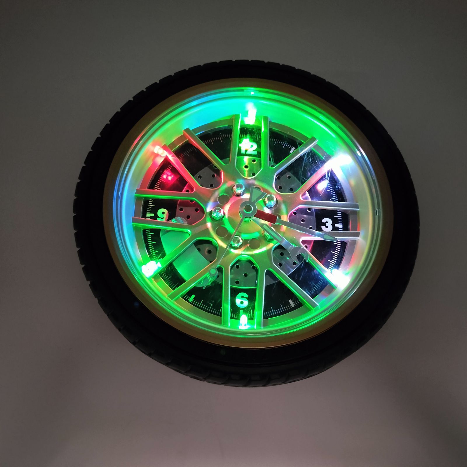 珍しい光るタイヤ型 壁掛け時計 レインボーホイール クロック 25.5cm