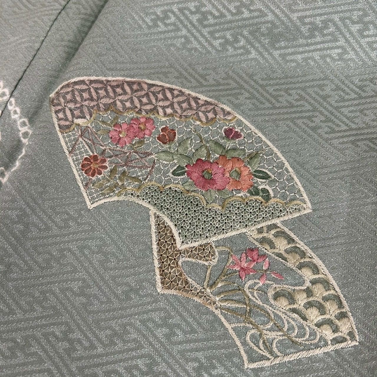 正絹 付け下げ調の紋意匠 袷 紋なし 色無地 白っぽい青磁鼠 トールサイズ 正絹 付け下げ調の紋意匠 袷 紋なし 色無地 白っぽい青磁鼠 トール