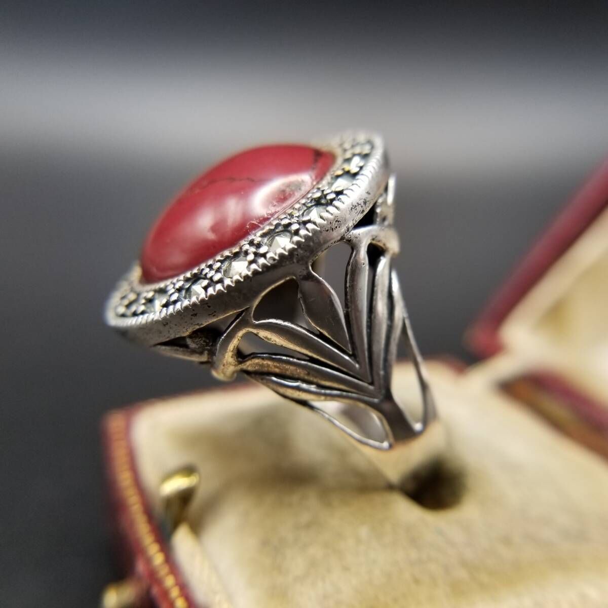 英国ヴィンテージ 925シルバーリング 15.5号 マーカサイト 深紅のストーン マラカイトの深い緑】MADE IN MEXICO グリーンストーン Silver 925