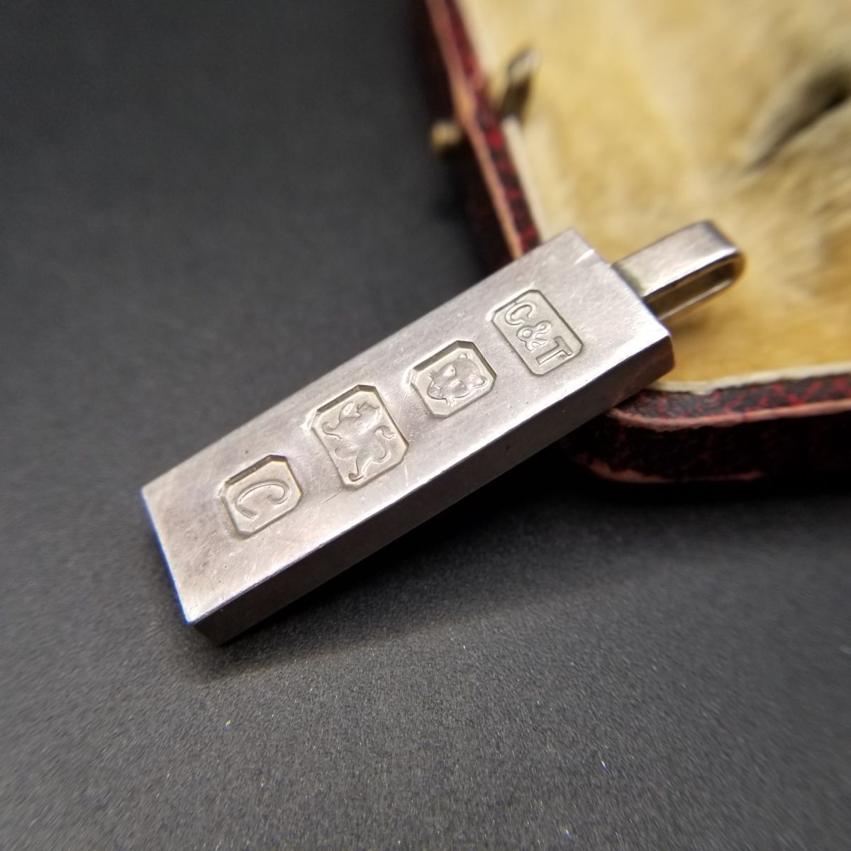 1977年 英国 ヴィンテージ 長方形バー 925 シルバー チャーム London