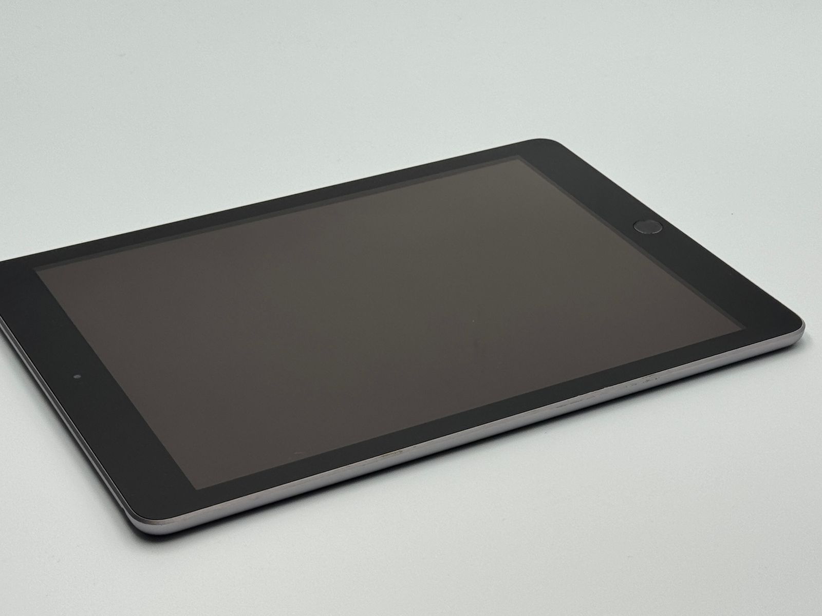 中古C】iPad 第6世代 32GB スペースグレイ Wi-Fi バッテリー【74