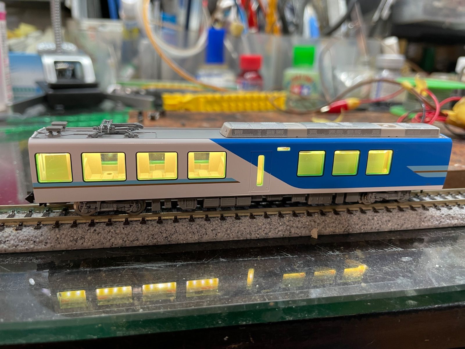 TOMIXのしまかぜに室内灯を装着します - メルカリ