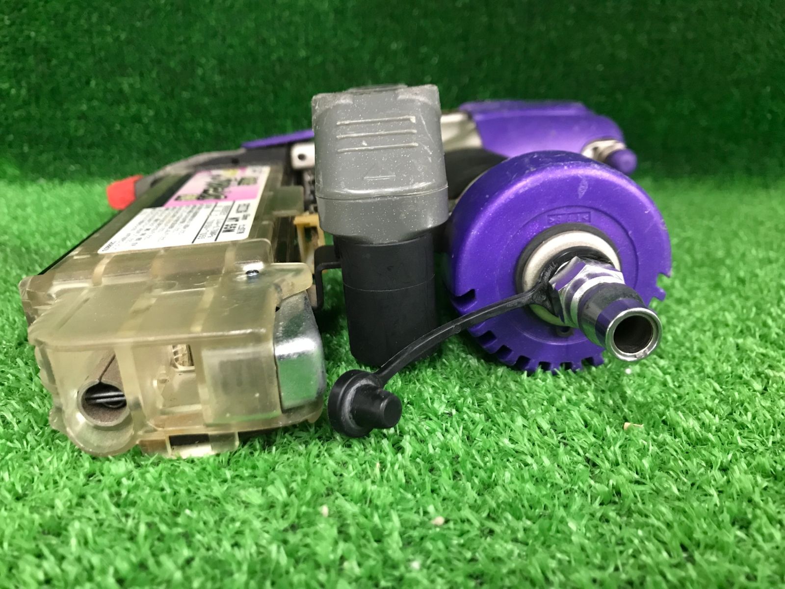 中古品】【0906】☆日立工機 55mm常圧仕上打ち機 エアダスタ付 仕上釘 