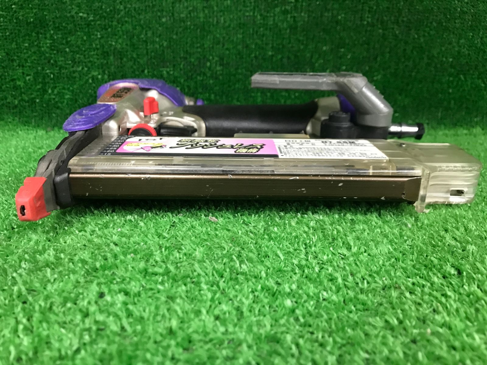 中古品】【0906】☆日立工機 55mm常圧仕上打ち機 エアダスタ付 仕上釘 