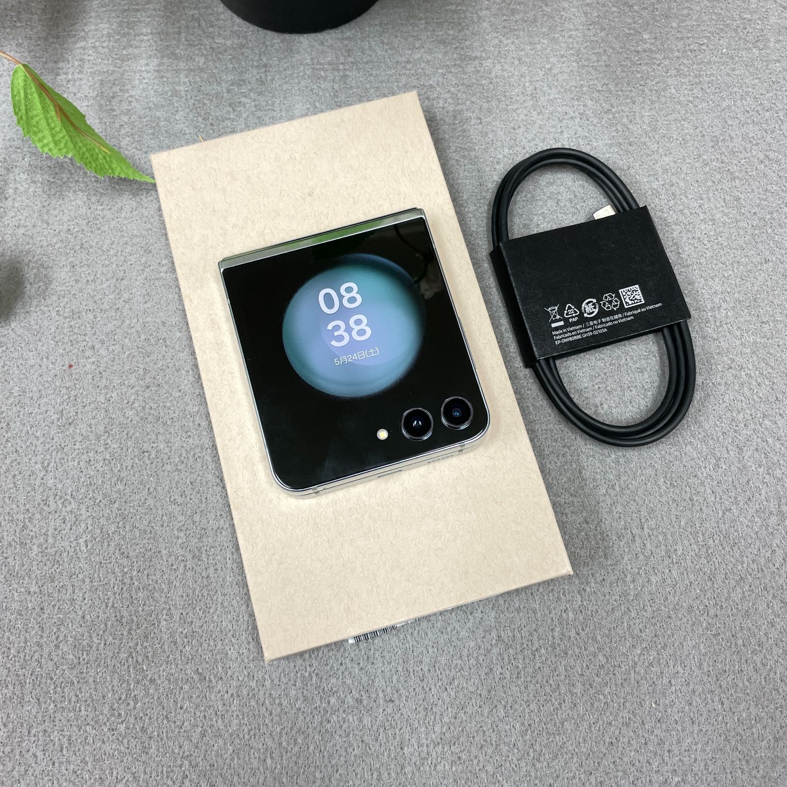 新品同様 Galaxy Z Flip5 256GB ミント 国内版SIMフリー 送料無料