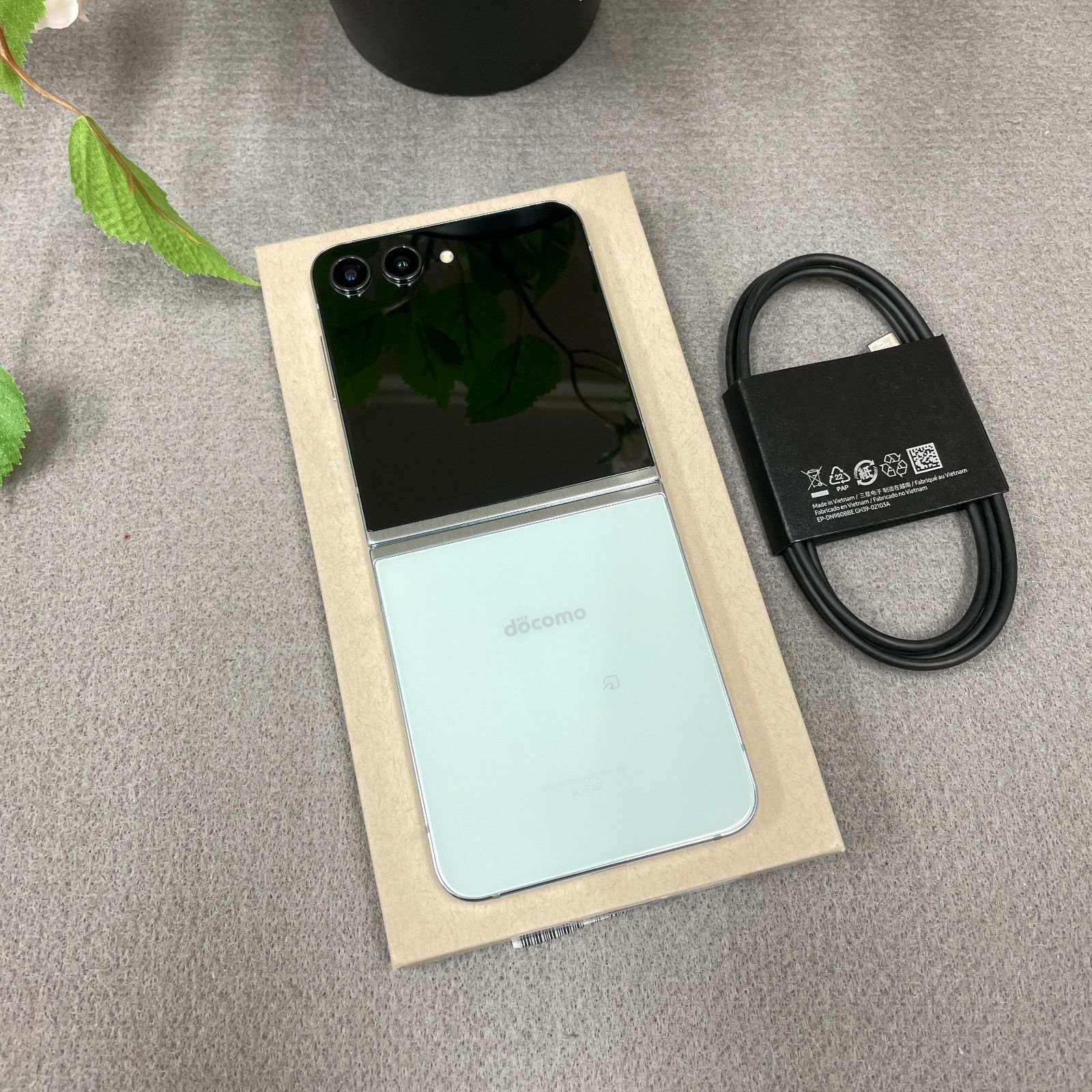 新品同様 Galaxy Z Flip5 256GB ミント 国内版SIMフリー 送料無料