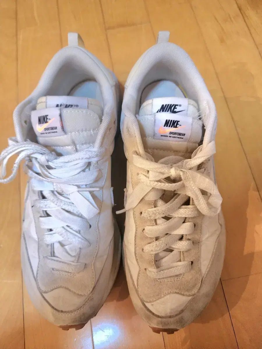 ナイキ サカイ ヴェイパーワッフル 白 アンド 黒