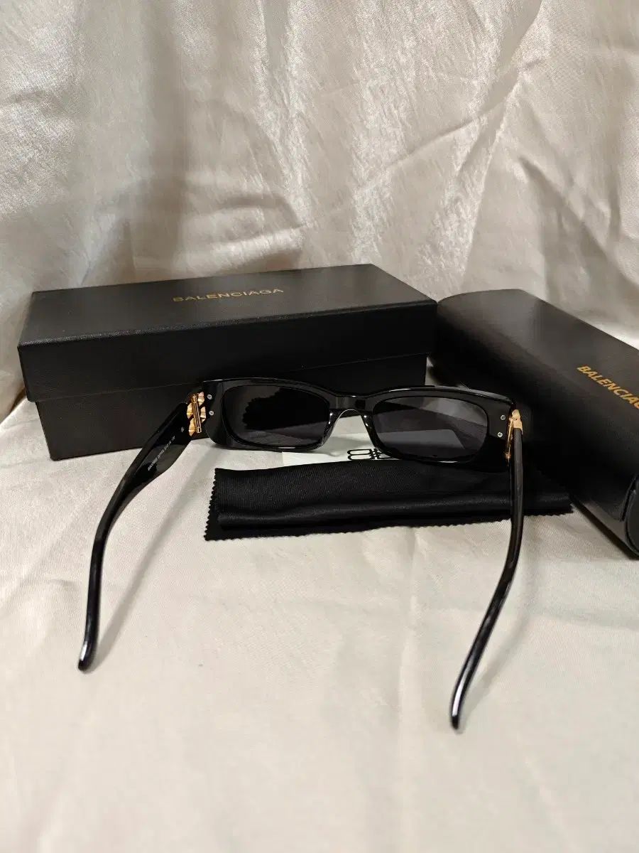 バレンシアガ BB ロゴ ブラック サングラス - メルカリ