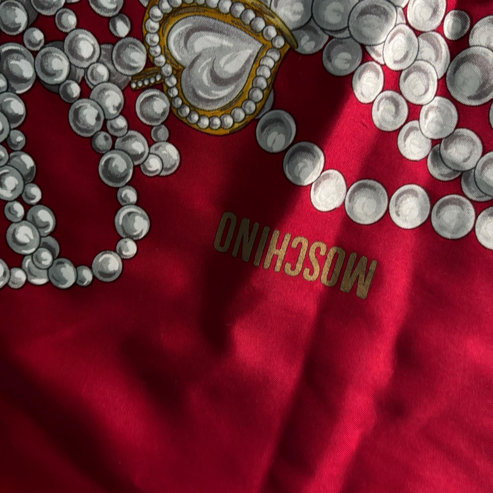 MOSCHINO モスキーノ シルク100% 大判スカーフ 86×86新品未使用 232 モスキーノ スカーフ シルク100% 赤 ピースマーク パール柄 大判