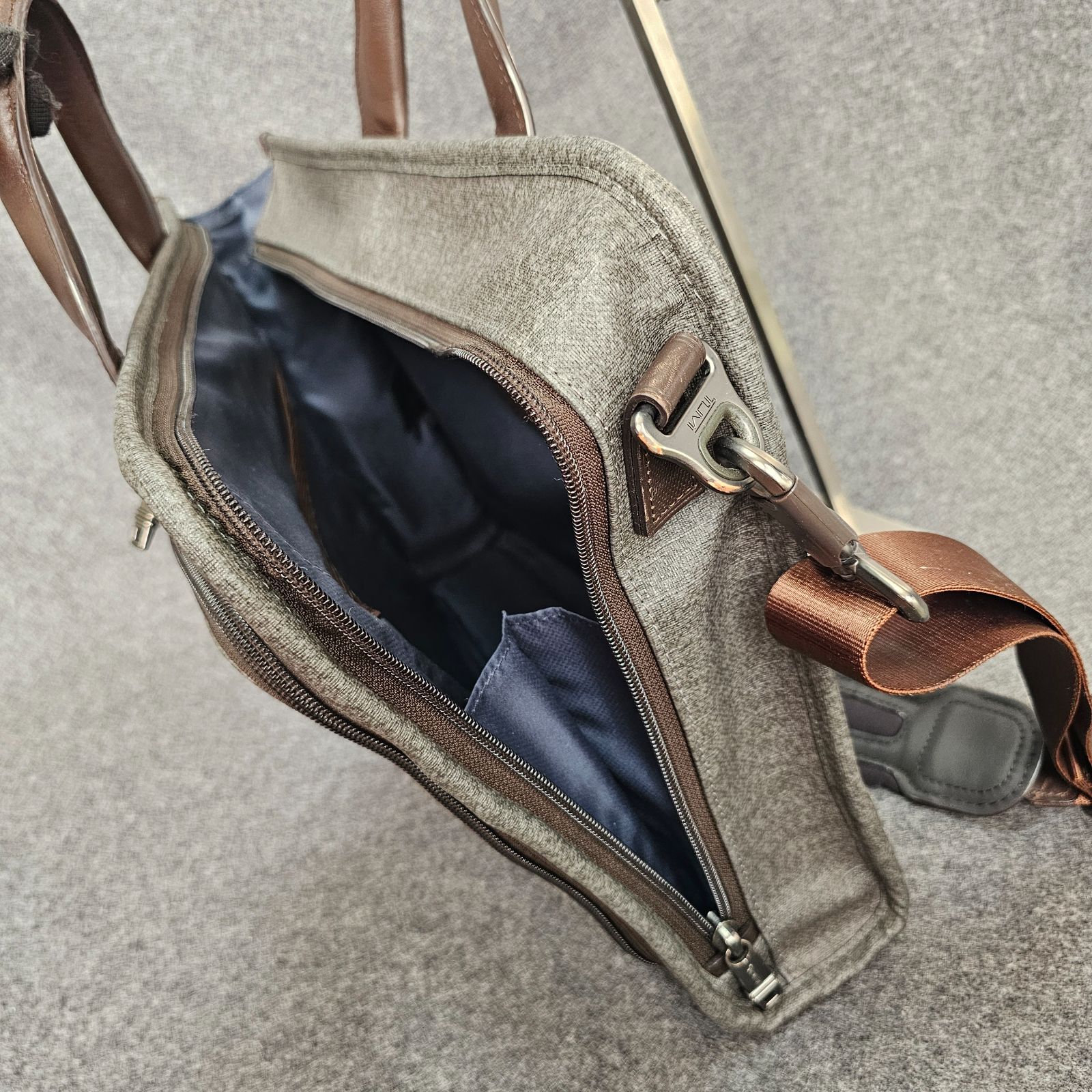美品　TUMI トゥミ　スリム　デラックスポートフォリオ　PVCレザー　グレー Amazon | ALPHA スリム・デラックス・ポートフォリオ | TUMI(トゥミ