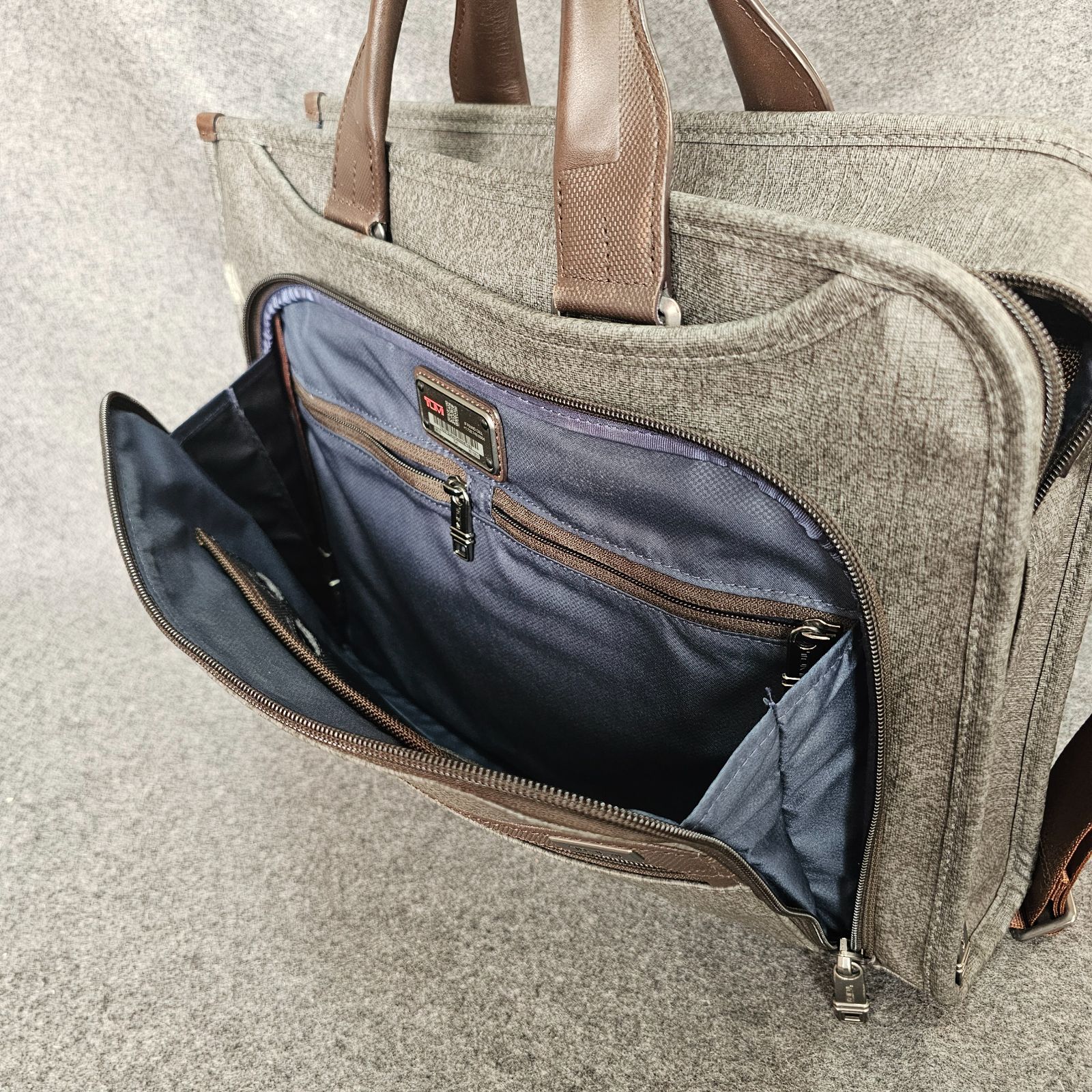 美品　TUMI トゥミ　スリム　デラックスポートフォリオ　PVCレザー　グレー Amazon | ALPHA スリム・デラックス・ポートフォリオ | TUMI(トゥミ