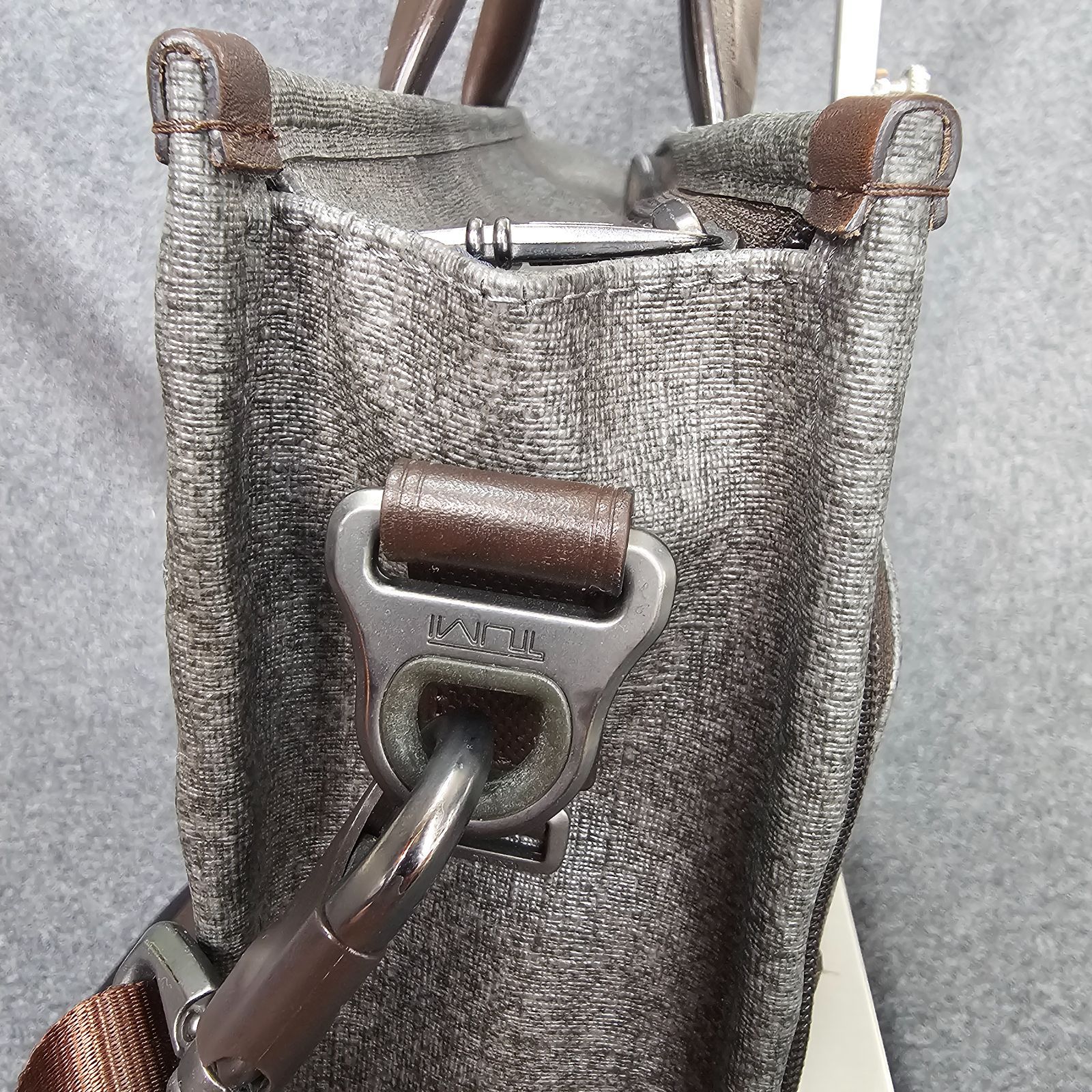 美品　TUMI トゥミ　スリム　デラックスポートフォリオ　PVCレザー　グレー TUMI トゥミ 2WAY Slim Deluxe Portfolio スリム デラックス