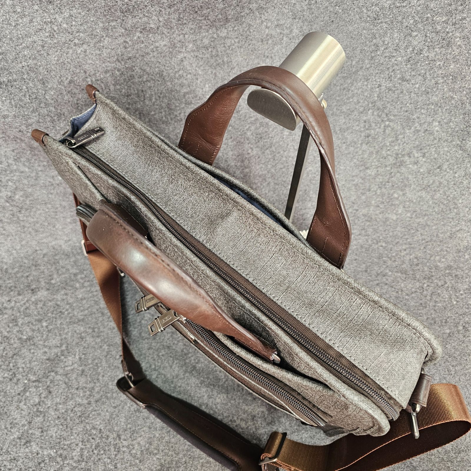 美品　TUMI トゥミ　スリム　デラックスポートフォリオ　PVCレザー　グレー TUMI トゥミ 2WAY Slim Deluxe Portfolio スリム デラックス