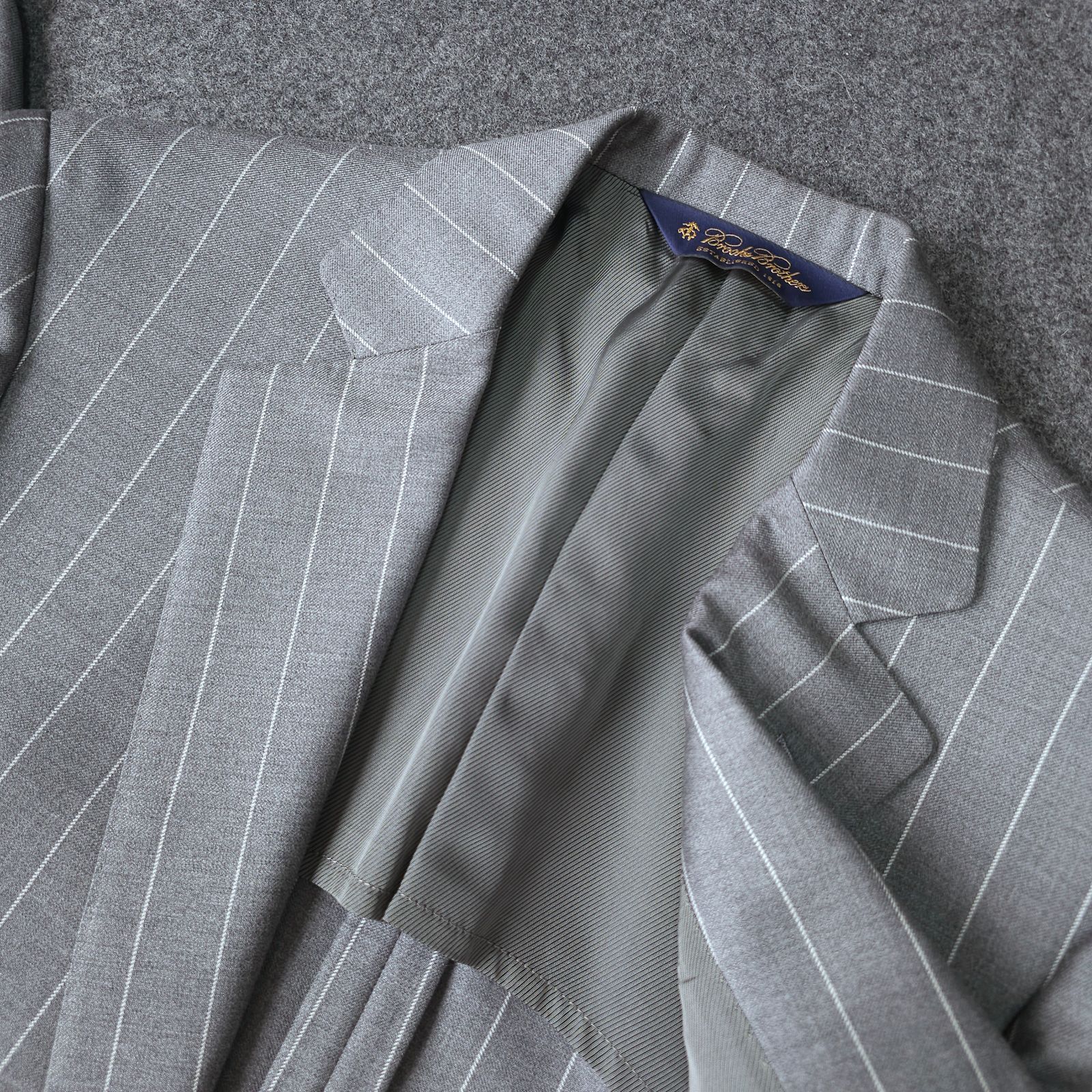 未使用級美品✨46 高級カノニコ生地 グレーストライプ セットアップ スーツ カノニコスーツ：シルバーグレーペンシルストライプ | VESTA by John Ford