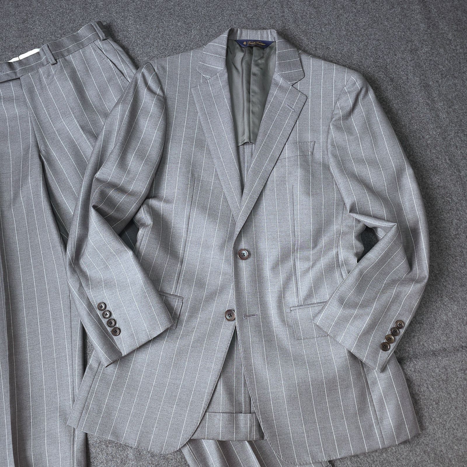 未使用級美品✨46 高級カノニコ生地 グレーストライプ セットアップ スーツ カノニコスーツ：シルバーグレーペンシルストライプ | VESTA by John Ford
