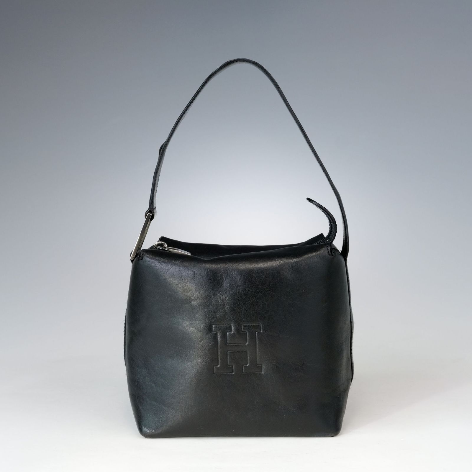 HIROFU ヒロフ ハンドバッグ エンボスロゴ レザー フォーマル ブラック