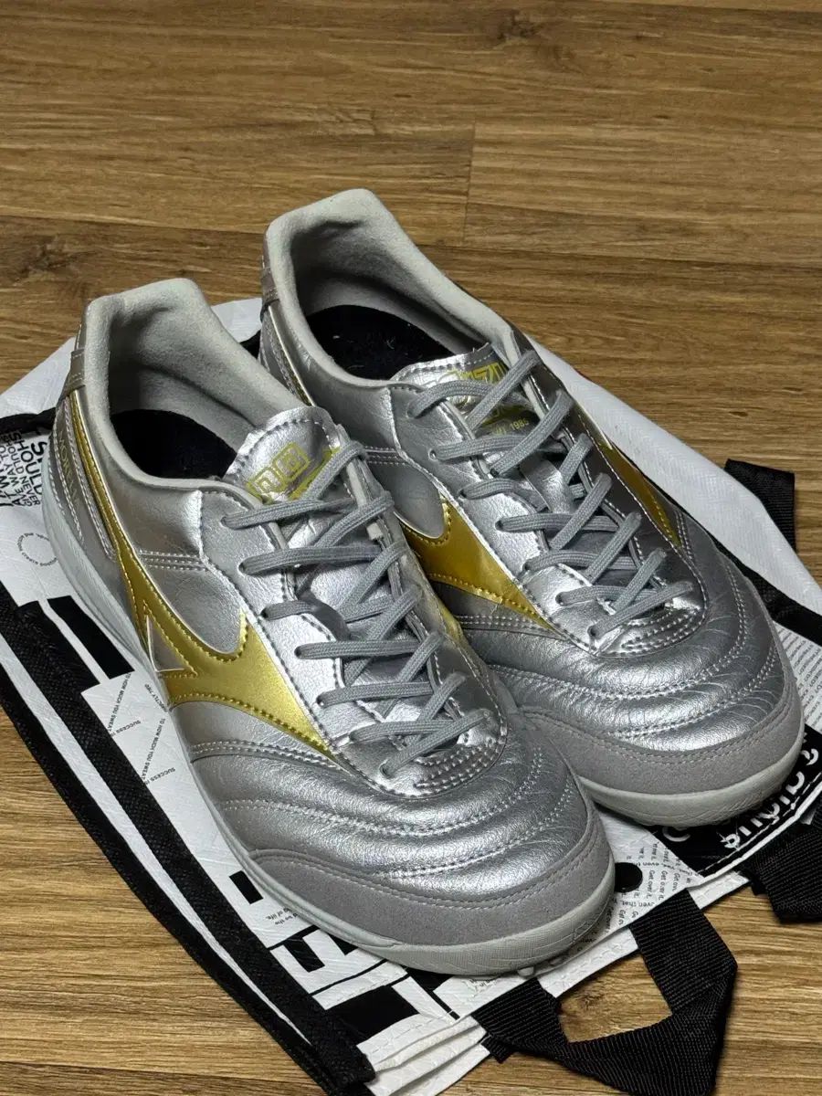 ミズノ モレリア サラ TF サッカーシューズ シルバー/GOLD 255 - メルカリ