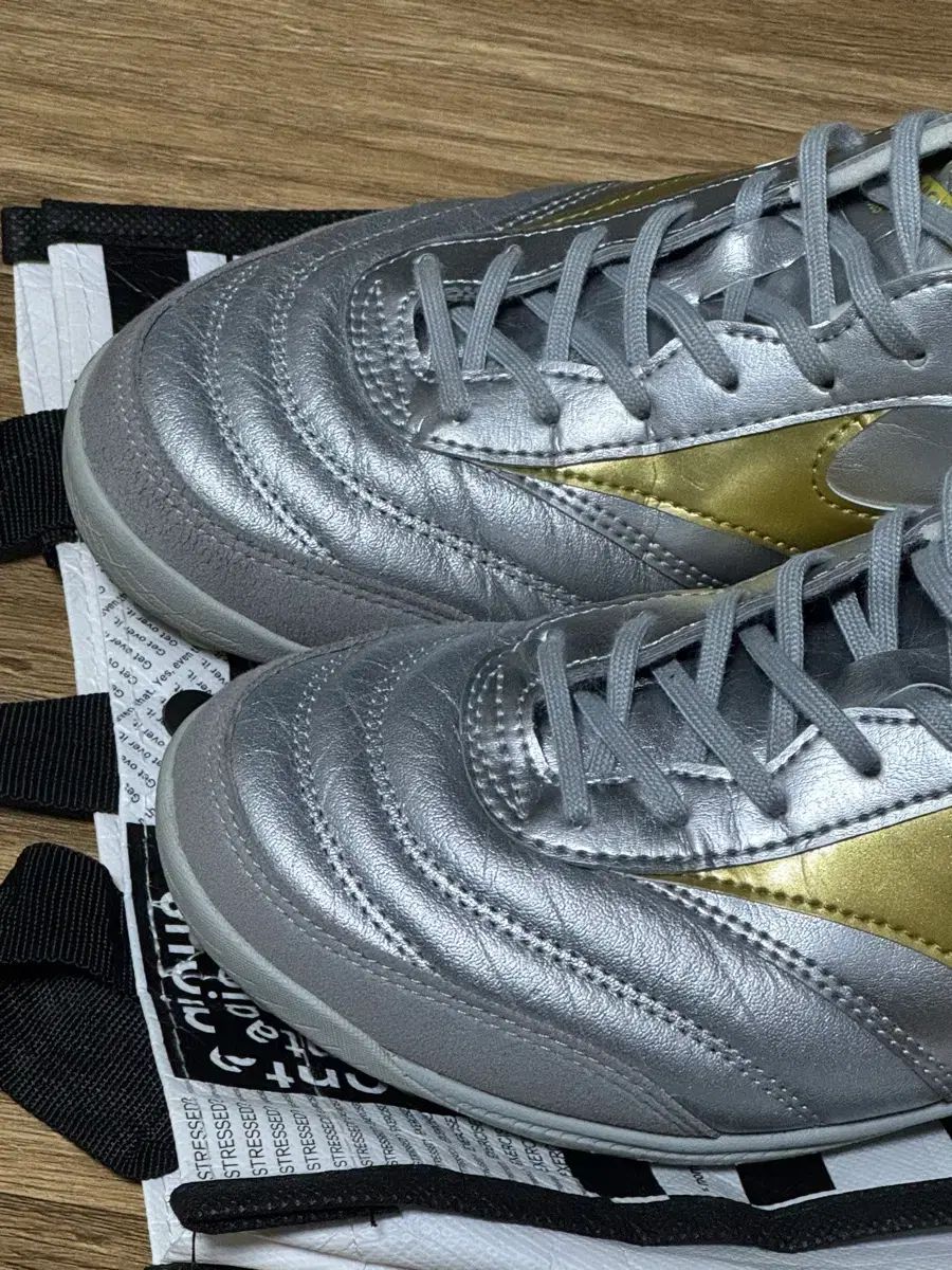 ミズノ モレリア サラ TF サッカーシューズ シルバー/GOLD 255 - メルカリ