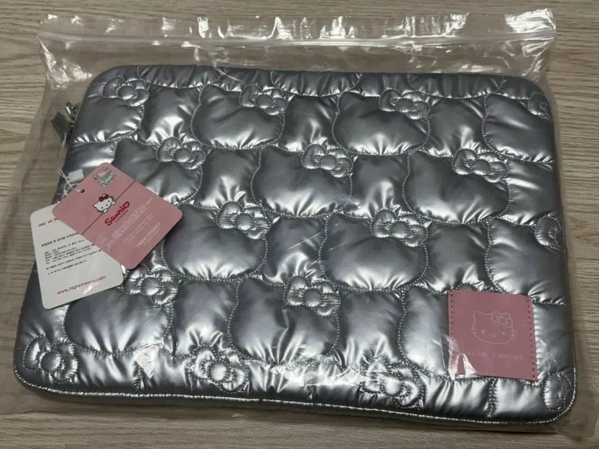 ハイチークス ハローキティ マックブック iPad ポーチ スマホ