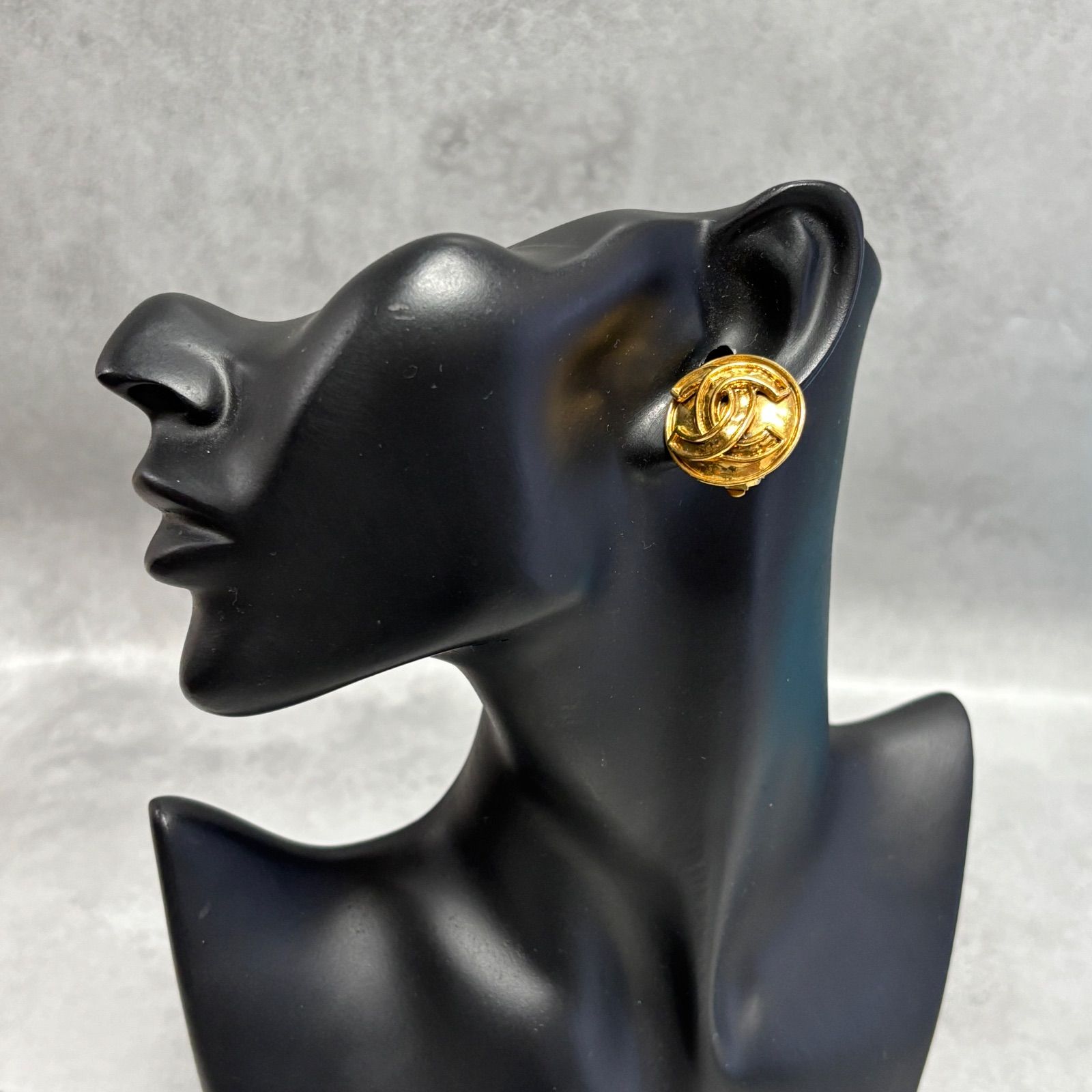 希少 ヴィンテージ 94A シャネル イヤリング ココマーク 金×黒 片耳のみ CHANEL シャネル イヤリング ココマーク ラウンド ゴールド 丸型 94P