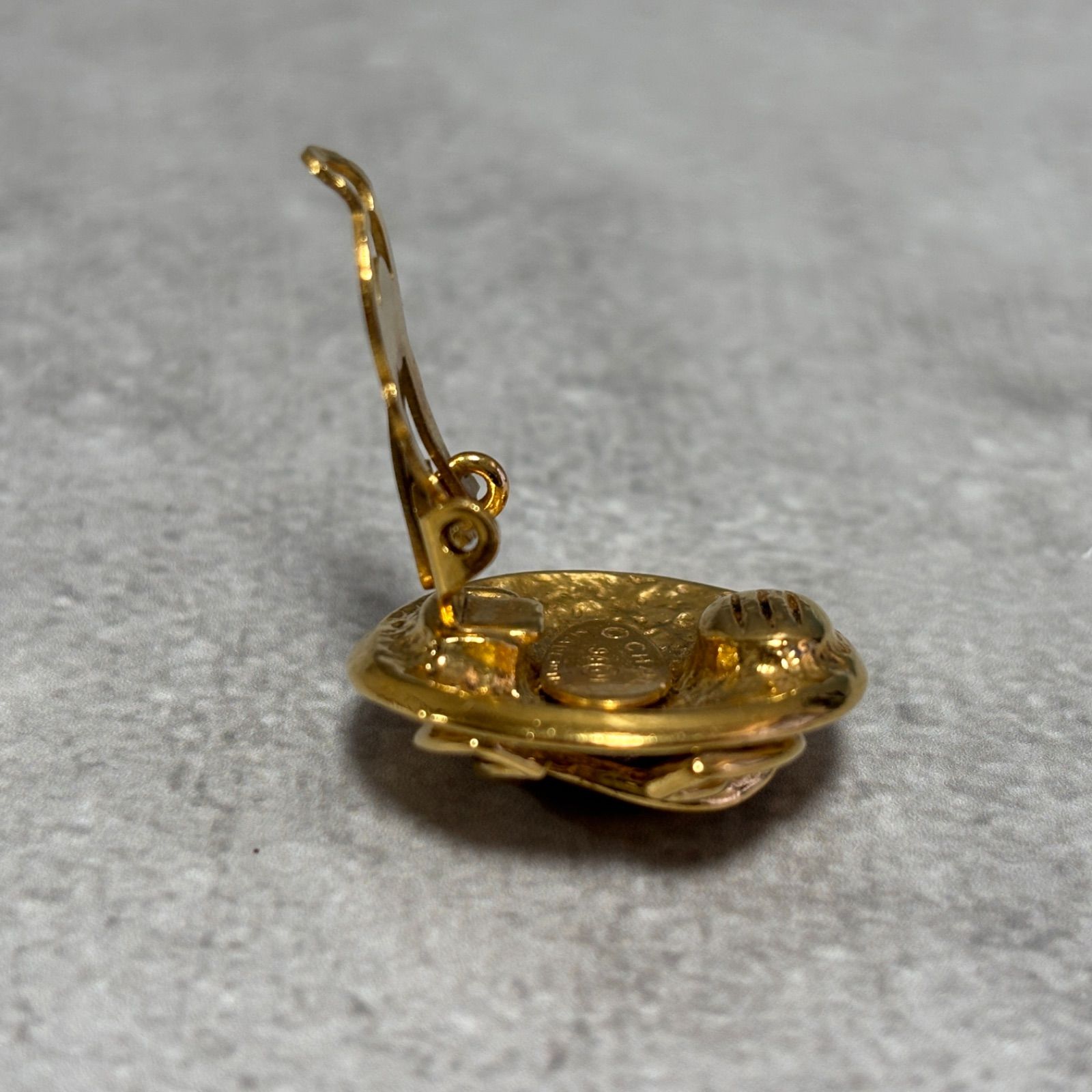 希少 ヴィンテージ 94A シャネル イヤリング ココマーク 金×黒 片耳のみ CHANEL シャネル イヤリング ココマーク ラウンド ゴールド 丸型 94P