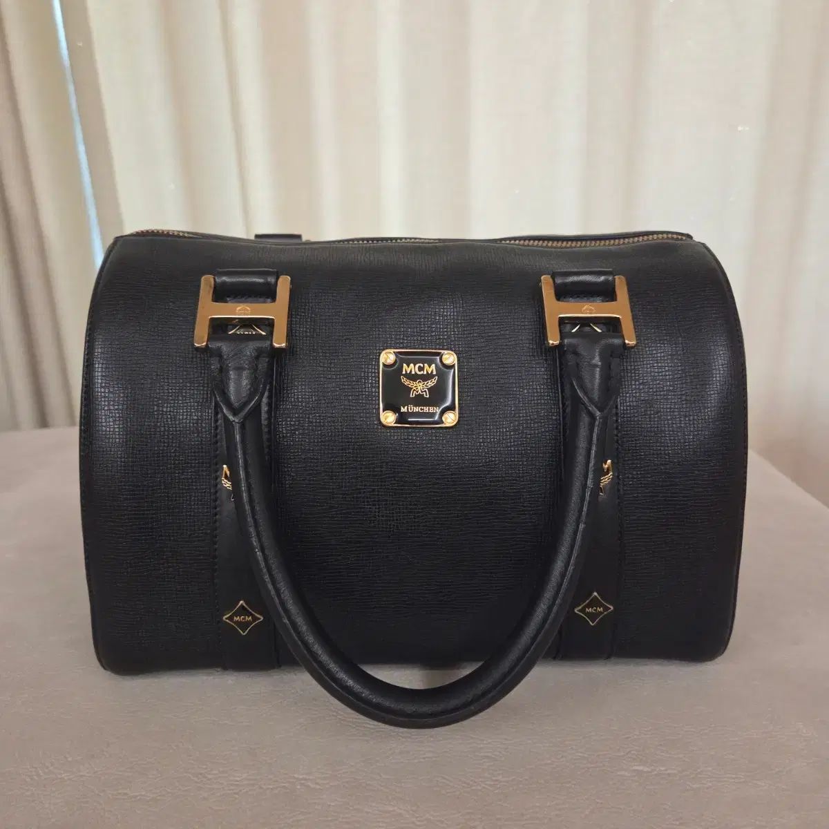 MCM ブラック サフィアーノ ボストンバッグ - メルカリ