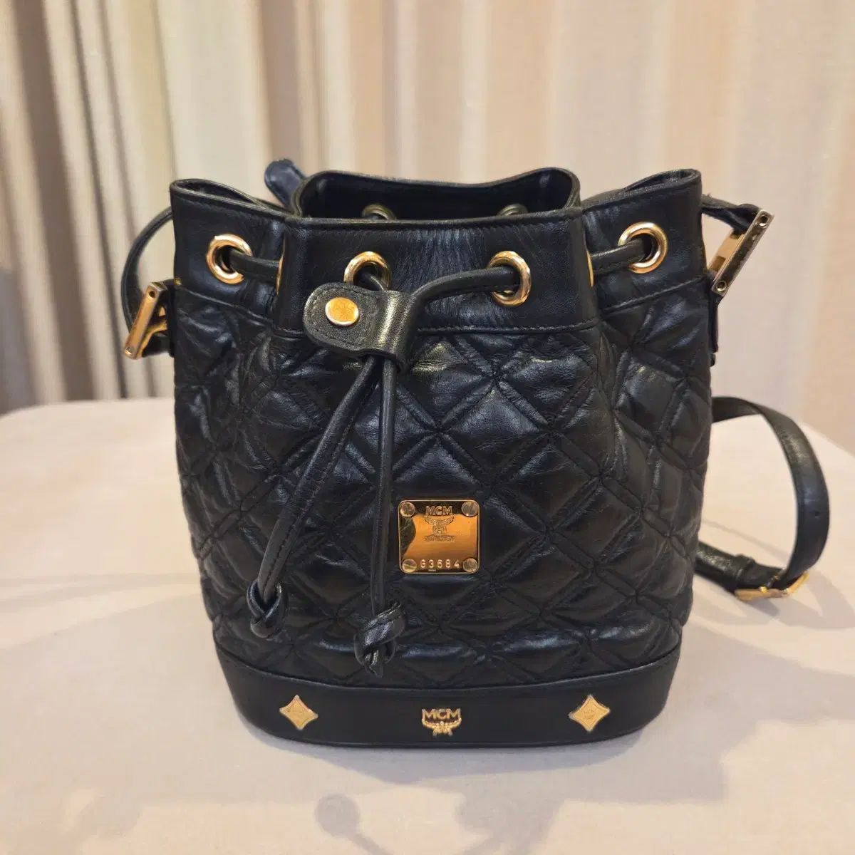 MCM ブラック キルティング 巾着バケットバッグ 【公式通販】