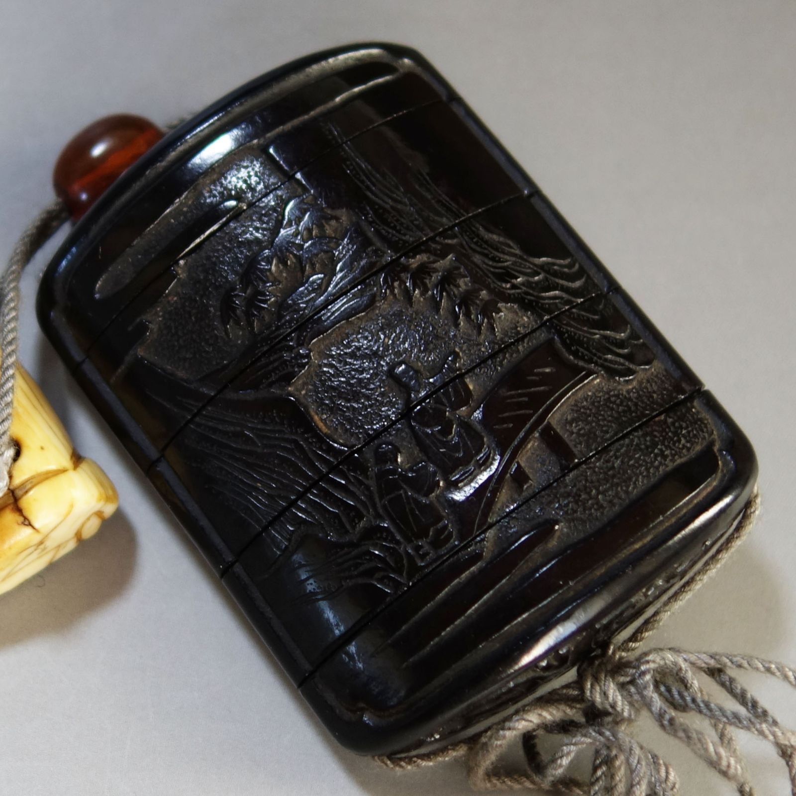 印籠 根付 【 堆黒 彫漆 中国山水図 印籠 / 牙 彫刻 肩車の奴髷人物 印籠 根付 【 堆黒 彫漆 中国山水図 印籠 / 牙 彫刻 肩車の奴髷人物