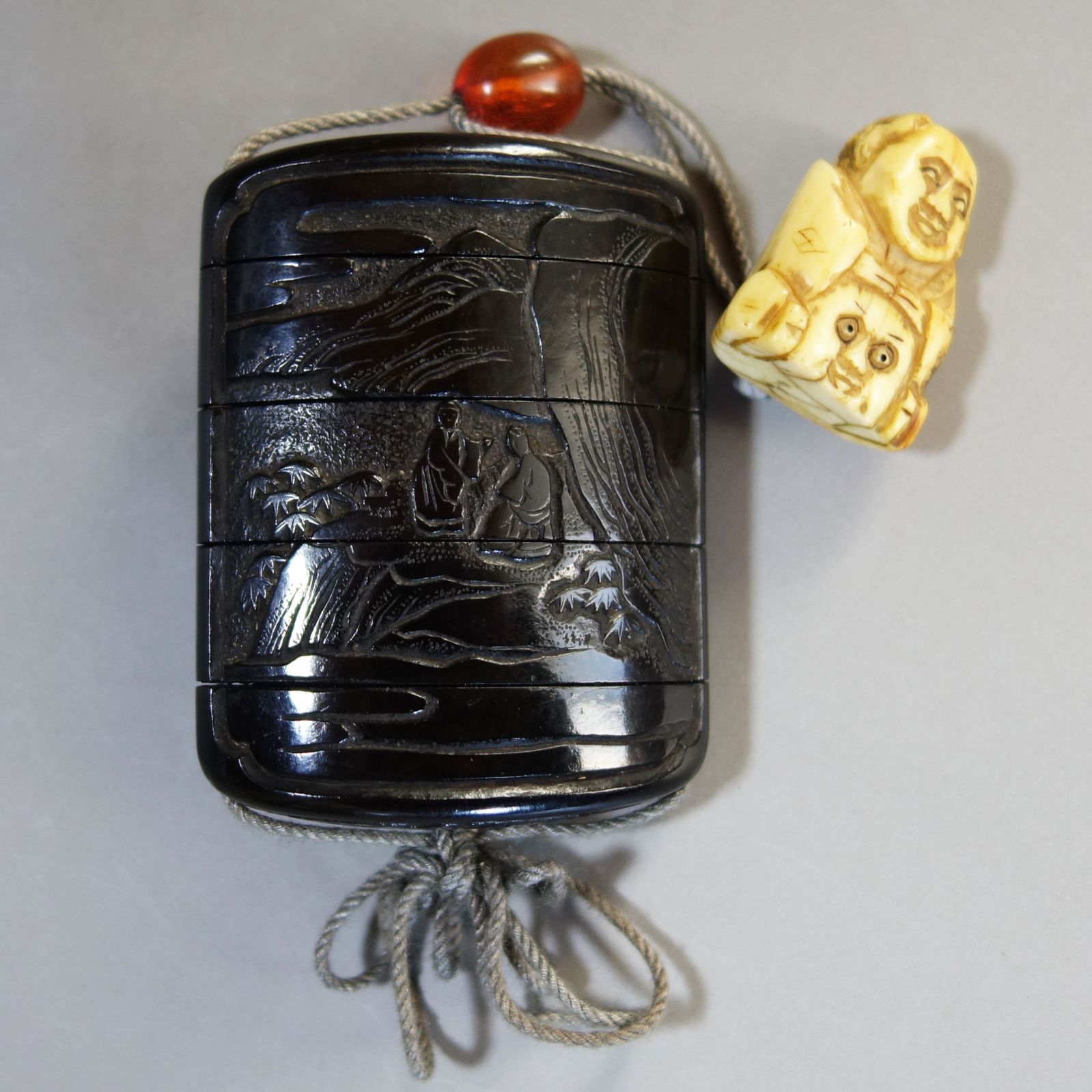 印籠 根付 【 堆黒 彫漆 中国山水図 印籠 ／ 牙 彫刻 肩車の奴髷人物