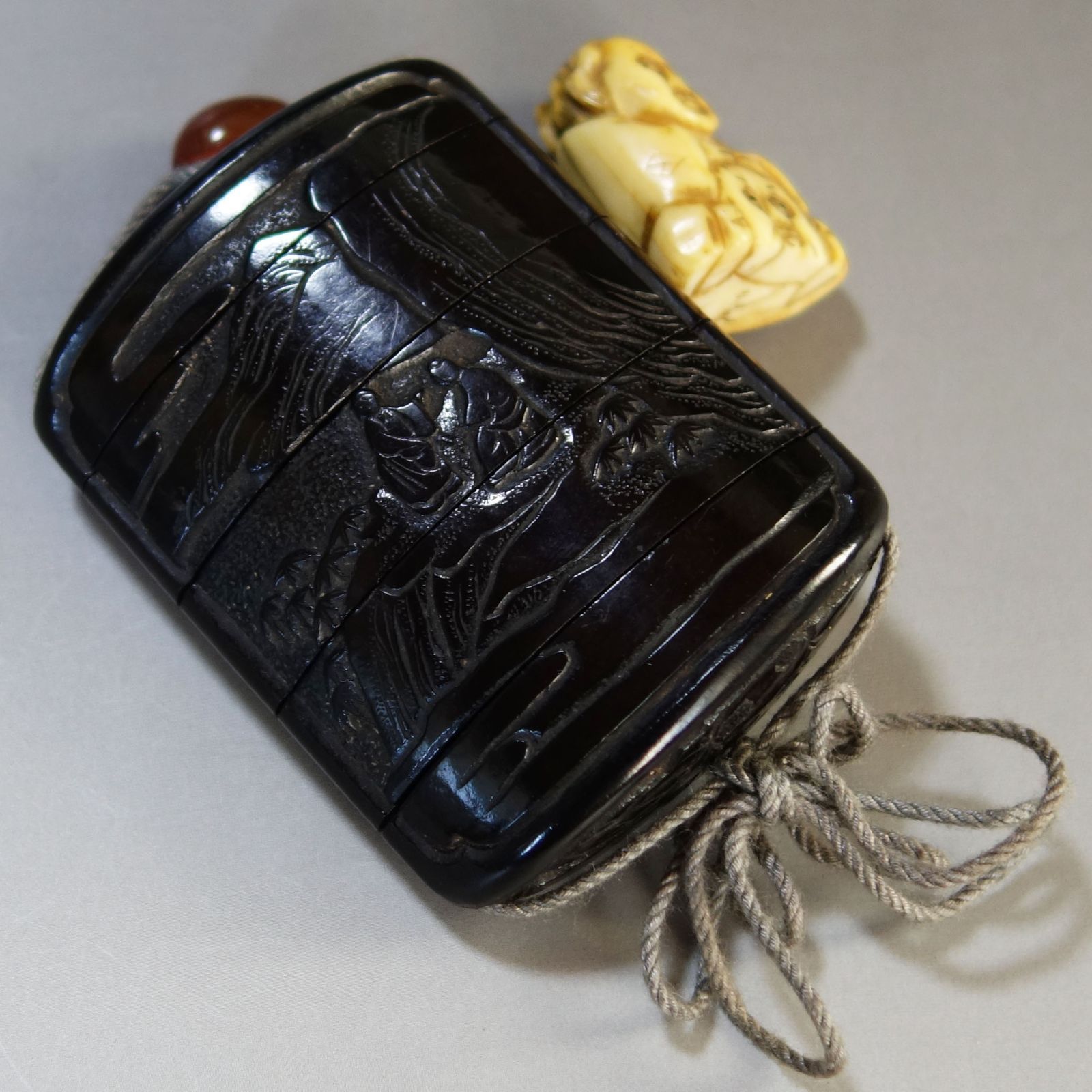 印籠 根付 【 堆黒 彫漆 中国山水図 印籠 ／ 牙 彫刻 肩車の奴髷人物