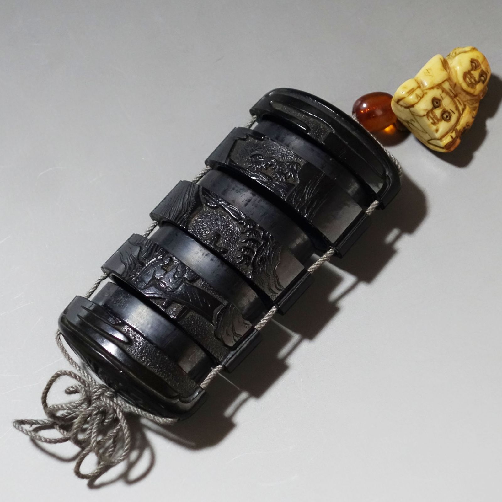 印籠 根付 【 堆黒 彫漆 中国山水図 印籠 ／ 牙 彫刻 肩車の奴髷人物