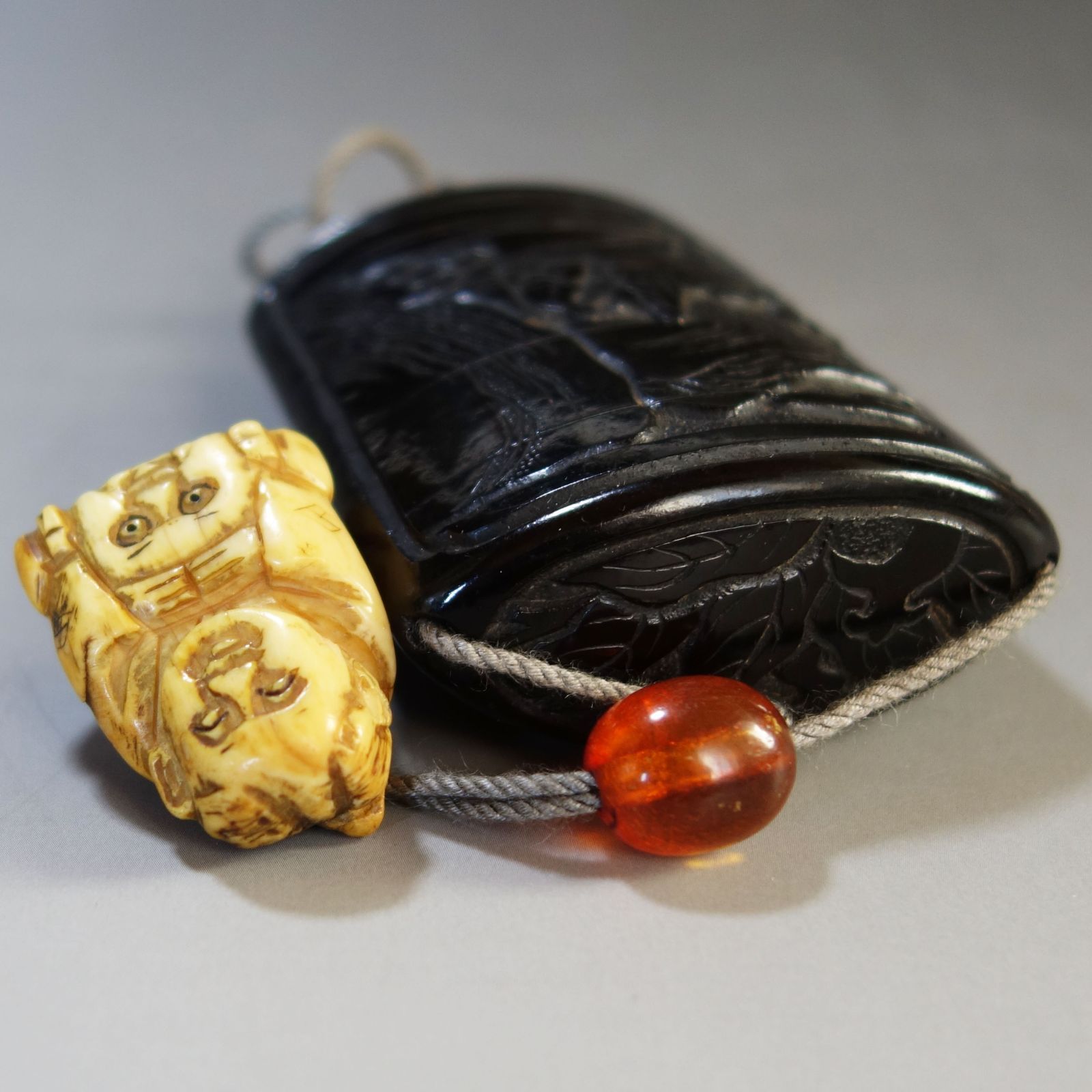 印籠 根付 【 堆黒 彫漆 中国山水図 印籠 ／ 牙 彫刻 肩車の奴髷人物