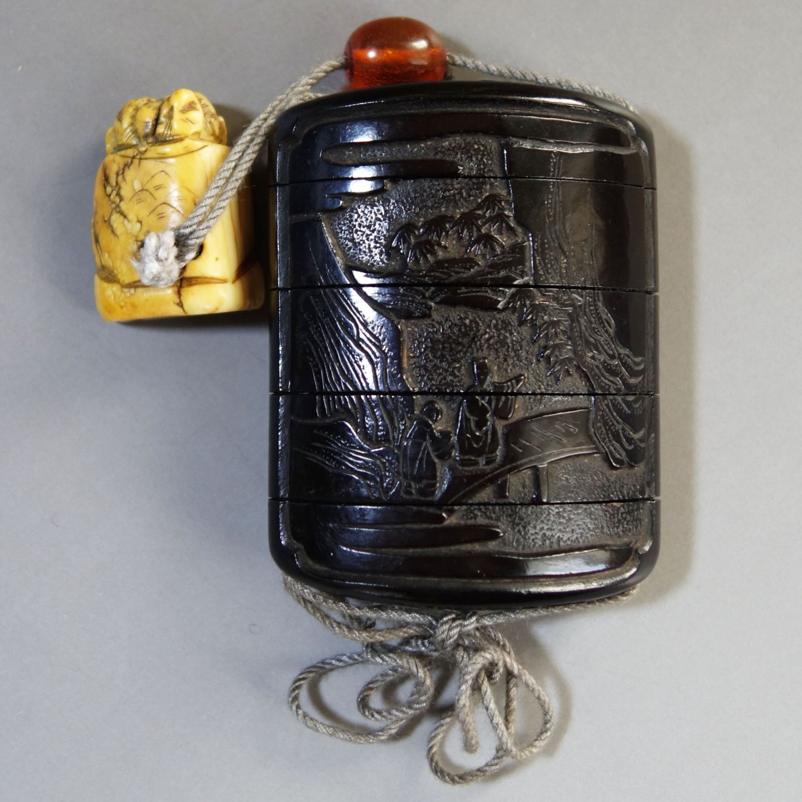 印籠 根付 【 堆黒 彫漆 中国山水図 印籠 ／ 牙 彫刻 肩車の奴髷人物