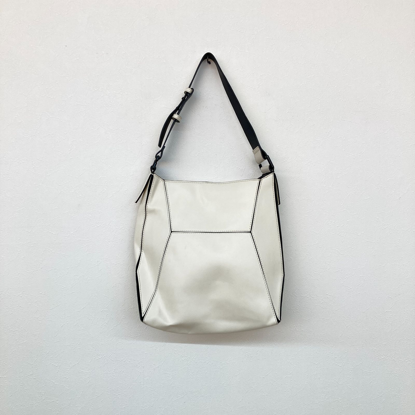 訳あり CHARLES&KEITH チャールズアンドキース アイボリー ショルダー 