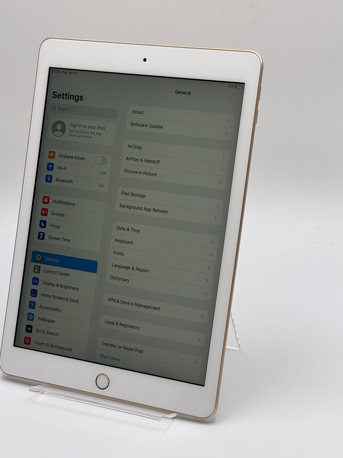 中古B】iPad 第5世代 32GB ゴールド Wi-Fi バッテリー【93%】 - メルカリ