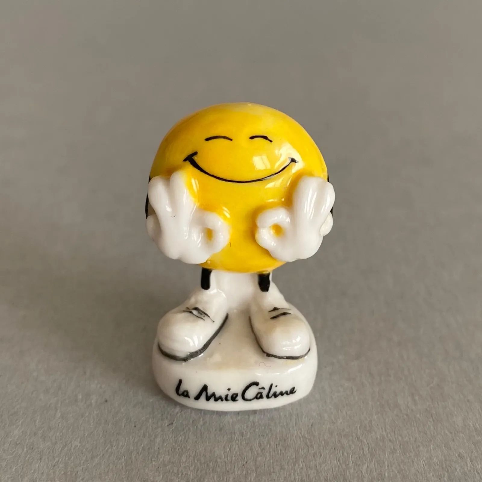 フランスのマルシェ　レア　フェーブ　ヴィンテージ　陶器　フランス　ミニチュア モダンな子猫のフェーブ／金彩／おやすみポーズ／フランス雑貨／陶器