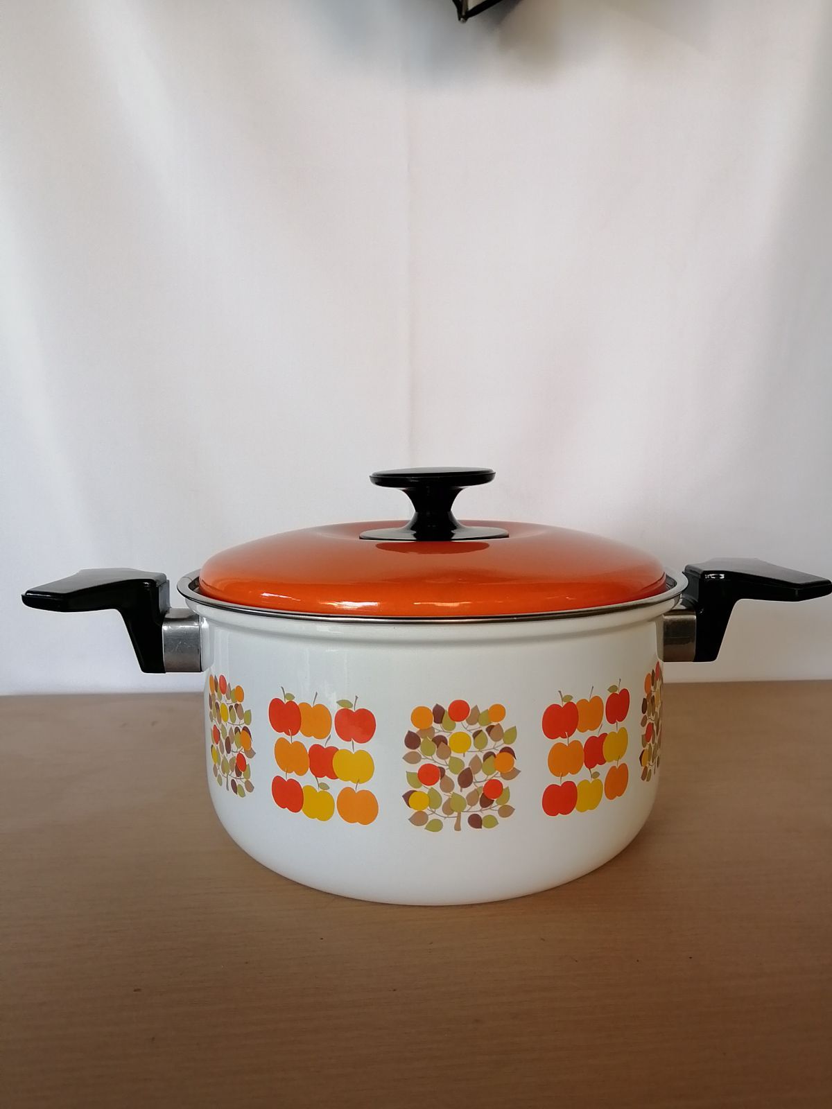 昭和レトロ　ホーロー両手鍋　りんご 美品！昭和レトロ ホーロー両手鍋 20cm リンゴ・花の絵柄 - メルカリ
