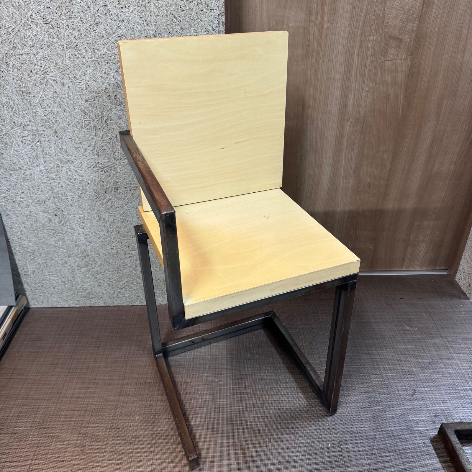 中古】ウッドチェア 椅子 木製 1人掛け 右ひじ掛け 背もたれ動きます 