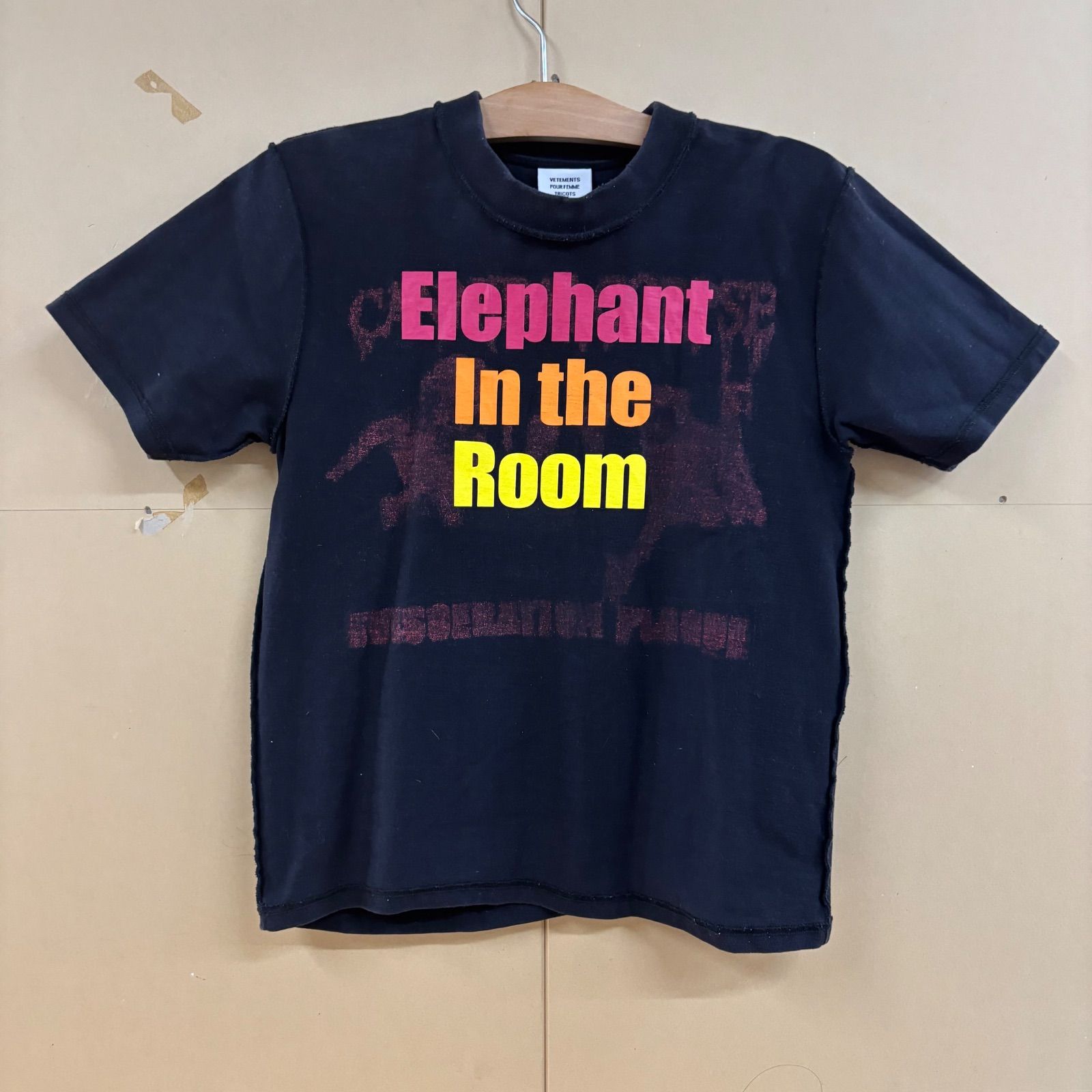 ☆ VETEMENTS ヴェトモン プリントTシャツ Elephant In the Room 