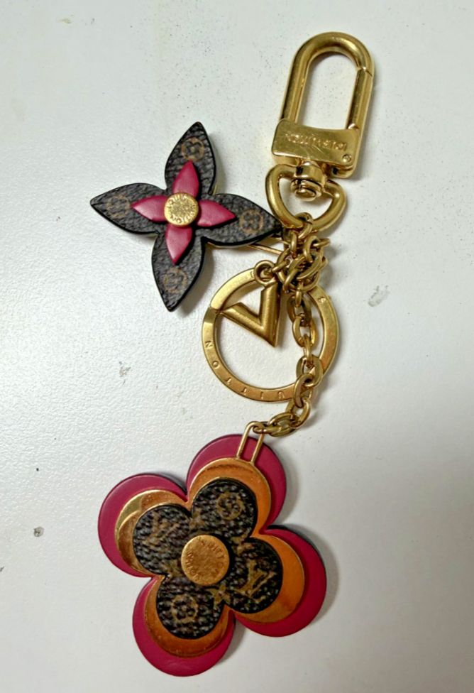 正規品 Louis Vuitton ルイヴィトン フラワー キーホルダー (バッグ