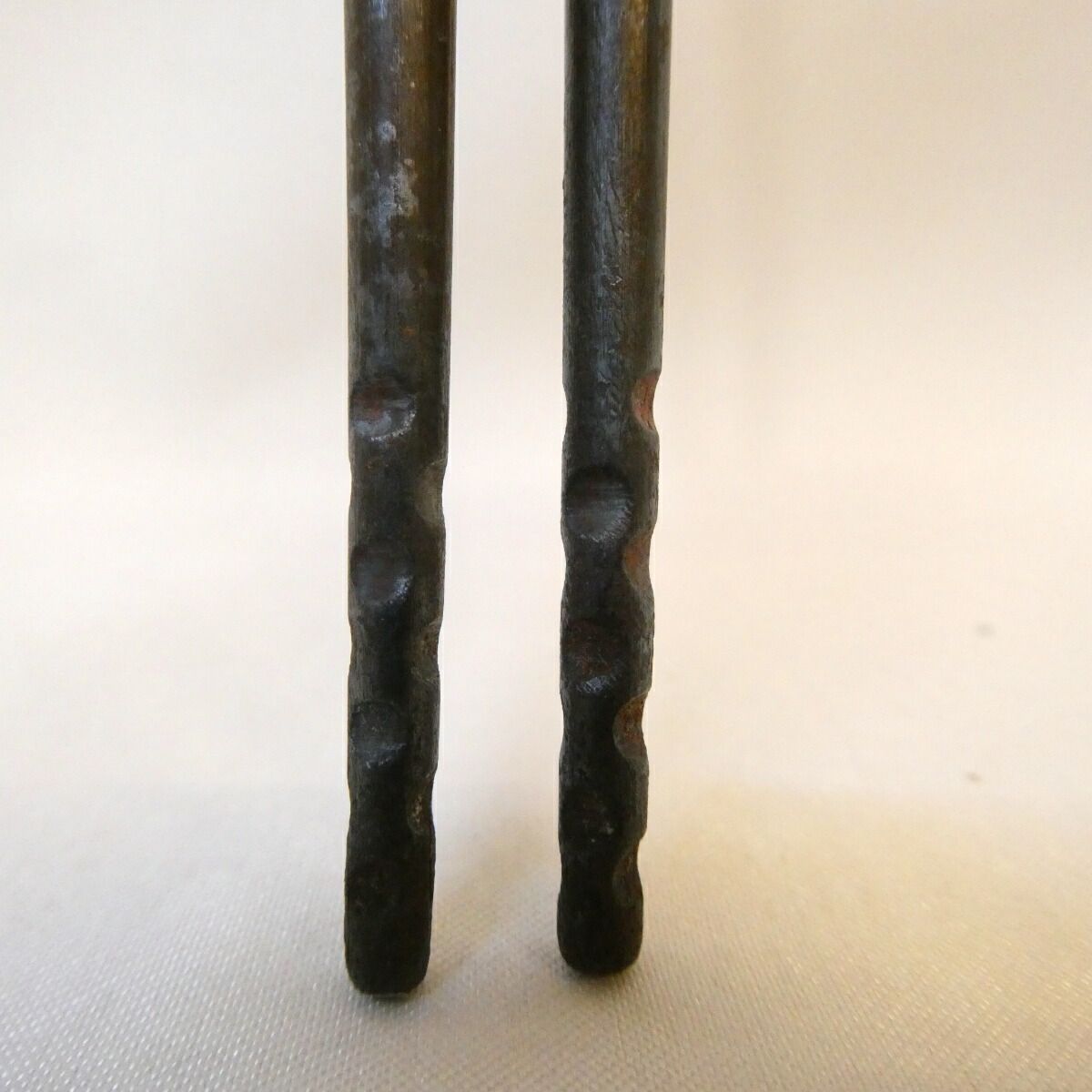 炉 風炉 一双】御釜師 十三代 宮崎寒雉作 利休 火箸 弐 桑柄炉用 鉄