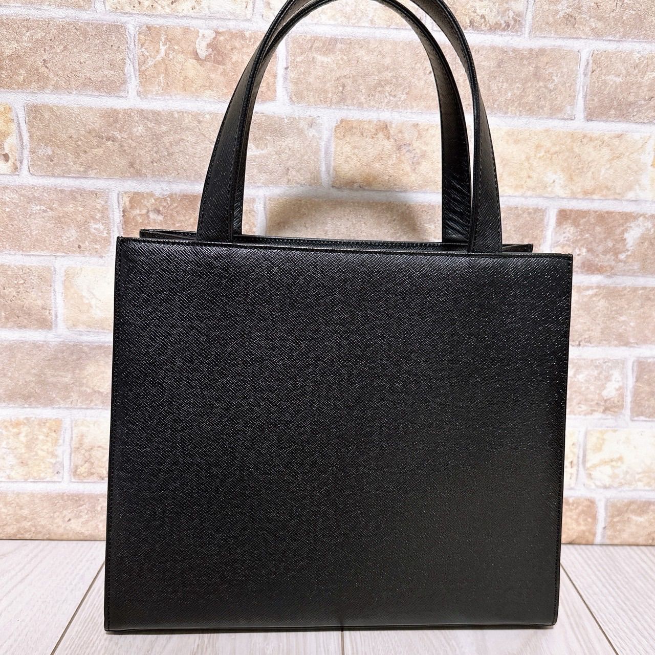 Burberry ブラックレザーハンドバッグ Burberry バーバリーブラックレザーハンドバッグ