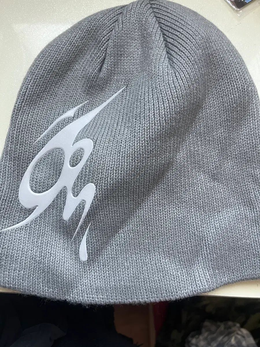 オホス OJOS グラフィック エンボス ビーニー - メルカリ