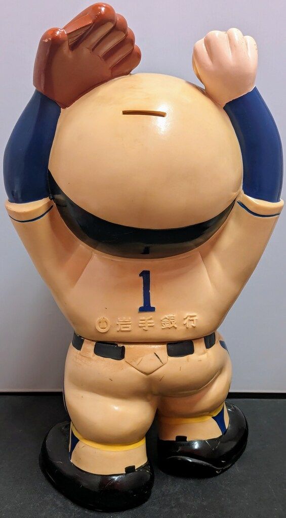 岩手銀行 貯金箱 がんちゃん 野球 カウンターサイズ 320mm - メルカリ