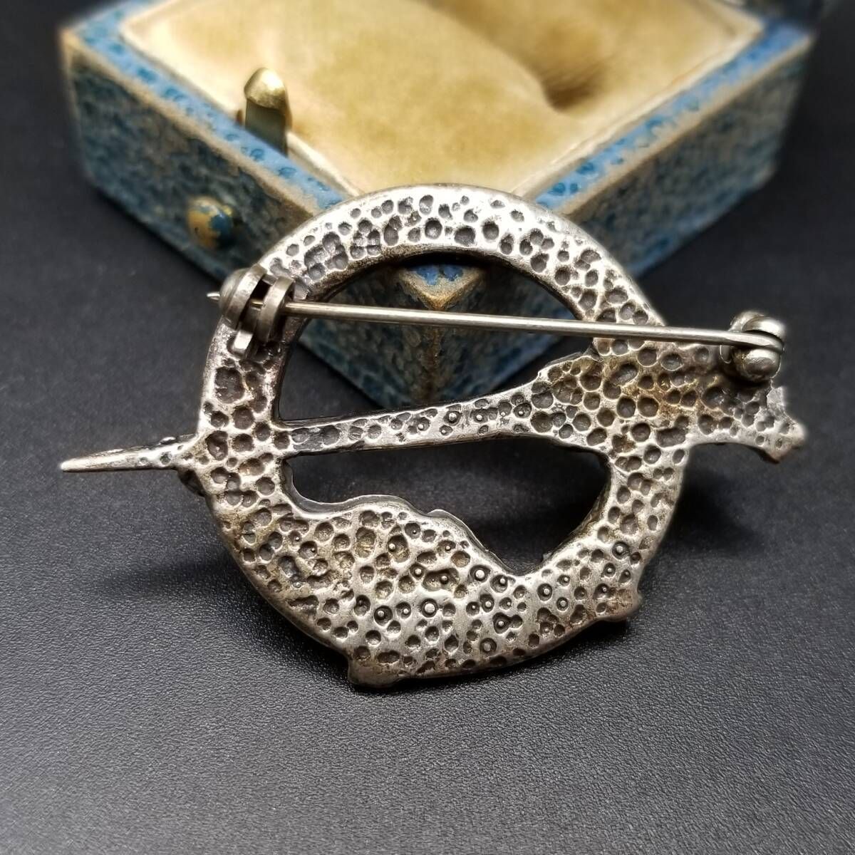 セルティックノット 矢 ラウンドフレーム ヴィンテージ ブローチ